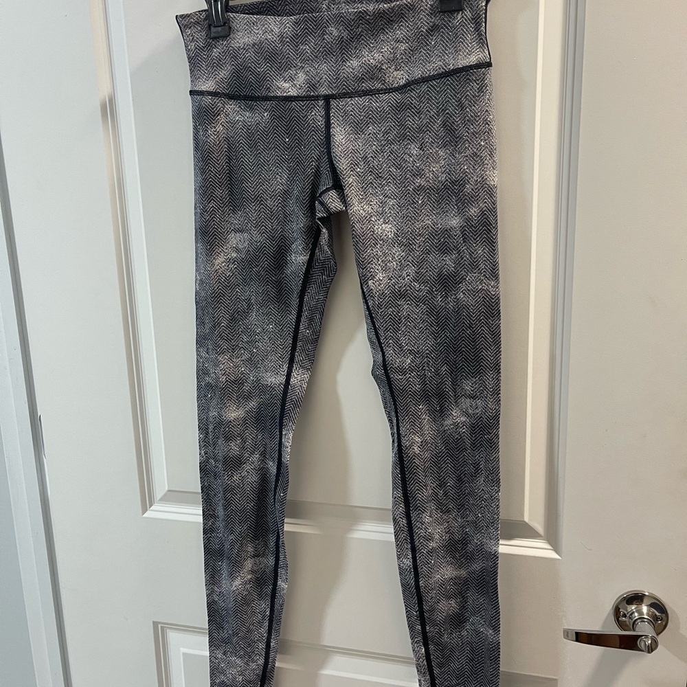 Lululemon Flawed Gray Patterned Leggings White And Black Chevron Leggings Size 8